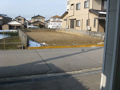 写真: 「朗報」弊店:自然食穀物菜食の食堂 健康食工房たかの の前の空き地が近いうちに駐車場となり、駐車スペースを数台借して頂けるようにと予約しております。