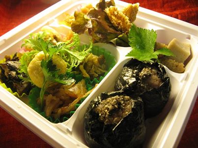写真: 今日のダイエット・ランチボックス(ミニ弁当:840円+税)です。 ダイエット目的、量を抑えていますので、男性や食べ盛りのお子様には物足りないかも知れません。 なんといってもお得なのは、普通サイズのお弁当1050円〜2000円です。