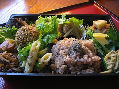 写真: 今日の普通タイプの自然食穀菜食のお料理のお弁当の画像です。 (ご飯は発芽玄米ご飯)