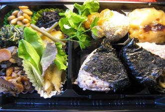 写真: 「今日の自然食穀物菜食の大きなお弁当」
「一物全体、全ての栄養を自然の恵みを頂きます」
このお弁当はお弁当のシリーズの中でもお料理の種類が多いお弁当です。
大きなおにぎりを2個入れています。
ご飯は、イセヒカリ発芽玄米ご飯か白ご飯から選んで頂いています。
(自然食穀物菜食 マクロビオティックのお弁当)