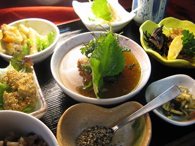 写真: 今日の自然食穀物菜食の一番シンプルなセットのお料理です。
(ヘルシーセット:税込1080円)
この前から好評なのがいいことにグラタン系のメインを頻繁に出していましたが、ぽかぽかと金沢市内も暖かくなりつつあり、メインのお料理も少しずつ替えています。
今日のメインのお料理は、蓮根と雑穀(アマランサス・もちキビ・キヌア)とお豆腐を葛で練った「蓮根雑穀豆腐」の揚げだしです。
上にヨモギのぱりぱり揚げと三つ葉などをつけあわせて、大根おろしのぎんあんをかけたものです。
その他・・・いろいろ