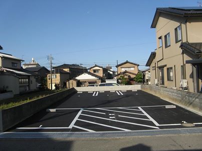 写真: 「おしらせ< 駐車場を借りました>」
県外からも日帰りで私の店にお食事に来られるお客様が増えてきており、新たに駐車場を探しておりましたが、店の前が駐車場となり2台分のスペースを借りられることになりました。 これにより、大きなお車でも安心頂いてご来店頂けるものと思います。 これで、店の駐車スペースと隣接する自宅の駐車スペースとあわせて大小7台分のスペースが確保出来ました。 「7台分少ないんじゃないの?」と思われる方もいるかも知れませんが、私の店は猫も杓子もと、ご利用頂いているお店ではなく、店の外装や内装や見せかけだけ優れているお店やお料理をお求めの方のご来店は少なく、お料理が見えない所までこだわっている店を必要な方が探して来られるお店なのでそんなにも混む事は無いのでそれだけのスペースでも十分であると思っています。(店の前の駐車場は画像の1番と2番のスペースを借りております。)