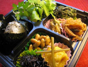写真: 「今日のダイエット・ランチボックス」
品数は多くても一口サイズの軽い内容で小食の方やダイエット中の方、お子様のお弁当としてもご利用いただいています。
ミニおにぎりが2個入り、イセヒカリ発芽玄米ご飯か白ご飯から選んで頂いています。
男性には物足りないとは思いますが、女性の方からのご注文が最近になり増えてまいりました。
(自然食穀物菜食:マクロビオティック)
