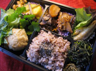 写真: 「今日の自然食穀菜食のお弁当普通サイズ」
普通サイズのお弁当なので、女性の方男性の方にも丁度良いように考えて作っています。
最近になり自家栽培の畑では大豊作!
お野菜をこれでもかと言うほど多品種いれています。
勿論、自然食穀物菜食マクロビオティックのお料理ですので、バランスを考えて植物性のたんぱく、カルシウムなどのミネラルの多い根菜や雑穀・お豆・海草なども多種入れています。
ご飯は、イセヒカリ発芽玄米ご飯か白ご飯から選んで頂いています。
この画像のお弁当は、イセヒカリ発芽玄米ご飯です。