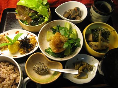 写真: 今日のランチから
根菜と雑穀のクリームコロッケがメインです。
オリジナルソースをのせていただきます。