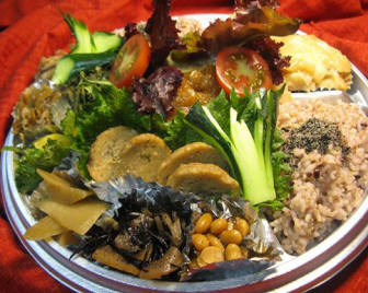 写真: 女性に嬉しい沢山あるようでダイエット!
それが自然食穀物菜食の利点でもあります。
オードブルの2人から3人用に二人分の発芽玄米ご飯をいれてとのご注文です。
穀物とお野菜と海草と油は僅かに抑えて、お砂糖を使わずに素材からの甘みとゆっくりと体に吸収される多糖類である水あめのみを使い、天然醸造の調味料や自然海塩、朝採りたて野菜・・金沢の美味しい水をさらに磨きをかけて浄水させて活水させた水を使い・・植物性のお食事であるヘルシーナチュラルなお料理です。