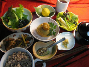 写真: 今日のセットメニューから・・・
自然食穀物菜食のお料理です。
真ん中のメインのお料理は、雑穀とお野菜で作りましたオリジナルのクリームコロッケです。(コロッケ内容:レンコン・かぶら・大根・玉ねぎ・山芋・にんじん・ごぼう・玉ねぎ・もちきび・きぬあ・ひえ・黒米・発芽玄米・有機豆乳・豆腐・葛・全粒地粉・濃い口醤油・自家製味噌・コショウ・生姜・にんにく・パセリ・ローリエ・バジル・付け衣:水溶き地粉とパン粉)
上に乗っているのは、私オリジナルのソースです。(ソース内容:人参・大根・生姜・玉ねぎ・切り干し大根・にんにく・水あめ・濃い口醤油・葛・昆布出汁)