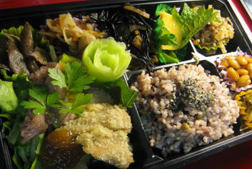 写真: 今日の穀菜食のお弁当から