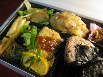 写真: 本日のお弁当から(自然食穀物菜食:マクロビオティック)
メインのお料理の一部を拡大(こうふうカツ)
こうふう(コーフー)とは:小麦たんぱくを蒸し固めた物で、動物性たんぱくの代用としても用いられる植物性たんぱく食材です。
私は独自の製法で手作りで作っています。(うえに乗せているソースは植物性手作りとんかつソースです。)