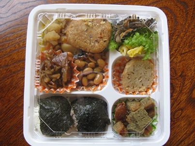 写真: 今まで紹介しているお弁当の殆んどは、1000円から2000円位を主にご紹介しておりましたが、案外知られていないのが、この「ミニミニ弁当:840円」です。
ここのページでもたまにご紹介していますが、元々は「ダイエット中に食べれるお弁当を作っていただけませんか?」と言うお客様のご提案で出来たお弁当ですので、写真写りは大きく見えますが本当にコンパクトでヘルシーです。
私は個人的に思うのですが、男性が食べるには物足りなくて「怒られる」くらいの嵩ですが、小食の女性やお子様には丁度良い位の嵩かもしれません。
