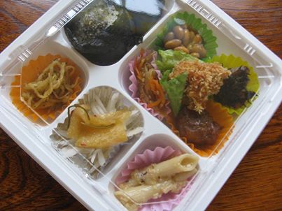写真: 今日の「ダイエット・ランチボックス:840円」です。
お得なのは普通サイズの1050円のタイプと1580円のタイプなのですが、このお弁当はダイエット中の方や小食の方に人気です。
