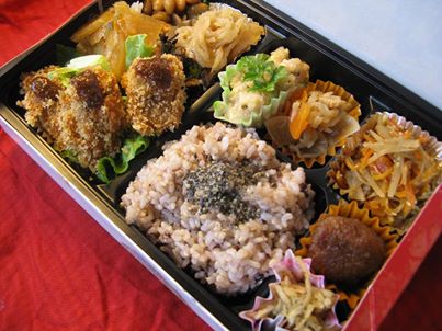 写真: 今日の普通サイズのお弁当:1050円のタイプの画像です。
「たかの」のお料理は全て穀菜食で出来ていますので、お野菜の繊維もいっぱいです。