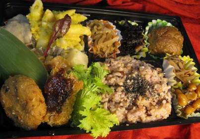 写真: 今日のお弁当からの画像です。
黄色いのは、ペンネ(ペン先のような形のマカロニ:主に煮込み料理や和え物として使うマカロニ)をアマランサス・ひえ・もちきびなどの雑穀とハーブと私が開発致しました旨み調味料のベジタリアンソース?で味を調えて、かぼちゃなどで作りましたタカノオリジナルのマヨネーズで和えたものです。
後は、コーフフライ・雑穀と蓮根で作りましたさつま揚げモドキ、大根と蕪と雑穀とヒジキで作りました肉団子モドキなどを入れています。
(モドキ:にせたもの)と言いますが、雑穀や根菜を使うなど栄養バランスも考えています。