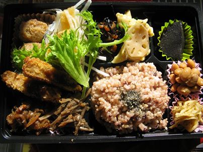 写真: 「たくさんお野菜が楽しめるヘルシーな弁当」
今日の自然食穀菜食のからだにやさしいお弁当です。
お野菜と植物性の繊維がたっぷりの穀物とからだにやさしい海草など「ヘルシー!ナチュラル!デトックス!」