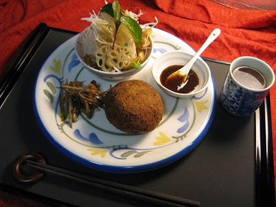 写真: これは、表面ぱりぱりで香ばしく、中身はもちもちで旨味濃厚な雑穀のハンバーグです。
大盛のサラダとお野菜の付け合せ、ソースは柚子風味のお味噌で頂きます。
ハンバーグと言っても、お肉は一切使っていません!
植物性100%で出来ています!