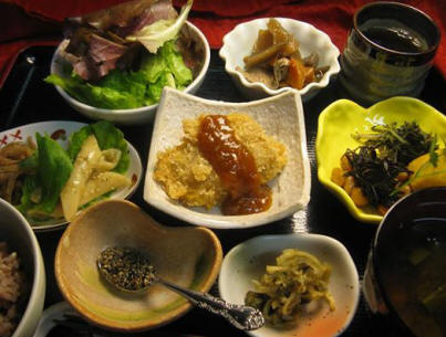 写真: 今日のヘルシーなセット1000円です。
(自然食穀物菜食:マクロビオティック)お料理はお弁当などの内容と殆んど同じ、只、お食事の場合は、お味噌汁と三年番茶付いていて、様々なお料理を別途追加注文いただけます。
今日のメインのおかずは、こうふうかつ:こうふう(コーフー)とは:小麦たんぱくを蒸し固めた物で、動物性たんぱくの代用としても用いられる植物性たんぱく食材です。
私は独自の製法で手作りで作っています。
上に乗せているソースは植物性手作りとんかつソースです。