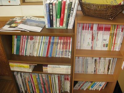 写真: 店内には書店でも中々手にすることが出来ない健康書籍も、お食事が出てくるまでの空いた時間にお読みいただける様にと棚に入れております。