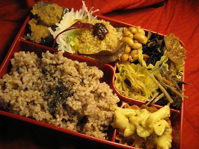 写真: 「自然食穀菜食マクロビ・・宅配弁当」
私は通常はお弁当類は捨て折箱に盛り付けていますが、毎日配達している常連様には、繰り返し使える宅配弁当箱にて提供しています。
お弁当は、徒歩で行けるご近所ならお弁当1個からでも、車で配達する場合はまとめてのご利用の場合とか、その日の配達のルート内である場合、近郊に出前もしています。
その内、毎日配達しているのが宅配弁当:お弁当を配達の時、前の日の空弁当箱を回収して、翌日また配達してのサイクル。
私の店は、自然食穀菜食:マクロビオティックのお食事をお召し上がり頂くお店であり、お弁当専門店ではありませんが、私のようなお店は金沢市でも珍しく、毎日の捨て折箱がもったいない、エコロジーをお考えのお客様のご希望にて宅配弁当箱にてもお出ししているのです。