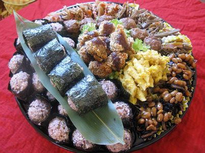 写真: おにぎりを主にした特注オードブルです。
伊勢神宮の神様の田で生まれた品種「いせひかり」そう!私の店でお客様にお出ししている発芽玄米ご飯は「いせひかり」そのお米のルーツは伊勢神宮なのです。