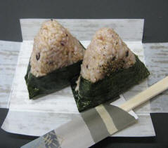 写真: 私の店「健康食工房たかの」では、お客様にお出ししているご飯手に入りにくく幻のお米とも言われている「いせひかり玄米」都会では高額で取引されていたりもしますが、私のお店でお食事頂いているご常連様にお得に販売しております。
私の店「健康食工房たかの」では、店のピュアなお水で発芽させて炊いていますが、「たかのさん・・のように美味しく炊けないわ〜」と相談される事も良くあります。
私は、「お米は洗う時から吸水が始まりますので、初めから終わりまでピュアで安全で美味しいお水をお使いください・・・玄米は数時間浸すのではなく、少なくとも10時間以上、良く給水させてから炊いて下さい」とアドバイスいたします。
発芽玄米にする場合は、さらに温度管理と衛生管理と浸す時間が必要となります。
なぜなら、玄米が発芽する時には、黄色ブドウ球菌とパチルス菌を培養しやすい状態になり易いため、水を頻繁に換えるなどの衛生管理も必要になるためです。
「あ〜美味しいわ・・たかのさんの玄米ごはん」とよく言われるのですが、コツを覚えると簡単に出来ると思います。
玄米ご飯の詳しい炊き方などは、私の手作りサイト
「「 水 と 食 」水を選び食を選ぶ」にて説明しています。
http://kirameki-takano.com/