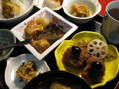 写真: 今日のヘルシーなセットからの画像です。
最近、胡麻豆腐をつけていなかったので、今日から入れることにしました。
今日のセットは珍しく煮物系が主体となっていますが、明日は又内容が変わるのです。