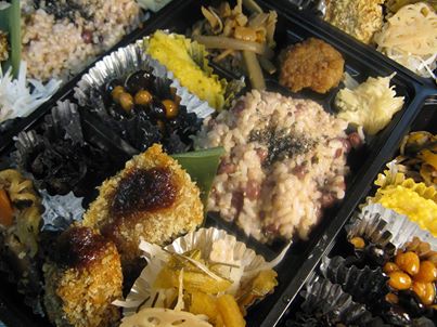 写真: 今日の朝に盛り付けましたお弁当の画像です。
私の店は完全なる穀菜食のお料理ですので、植物性100%でお出ししております。
画像を見ただけでは中味がわからないと言う方もいましたので、お品書きを・・・・
医療関係様ご予約の品
シンプル弁当(1050円)
・コーフーのフライ
・黒豆と大豆の煮物
・ヒジキの旨煮
・切り干し大根の旨煮
・根菜の炒煮
・ペンネのアマランサスとヒエの南京サラダ
・雑穀と根菜で作った肉団子もどき
・蕪の酢の物
・大根と冬瓜と蓮根のサラダ
・いせひかり発芽玄米ご飯(ごま塩)