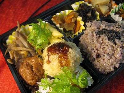 写真: 先日お話した植物性100%の根菜と雑穀を使い、ミルクとバターを使っている動物性クリームコロッケに近いクオリティーにすべき、仕込んでいた「植物性100%のクリームコロッケ」が完成いたしました。
とりあえず、朝盛り付けましたお弁当に入れています。
動物性食と植物性食の違いは、植物性の方が消化に優しく酸化しにくく、動物食が時間を経過するほど変異するのに対して、植物食は、緩やかに酸化して行くという点もあります。
例を挙げるならば、肉や魚をおせちやお弁当やデリバリー用に入れる場合は、酸化スピードと変異する時間を考慮に入れて、味を濃く甘くする傾向にありますが、食物食の場合は、緩やかに酸化が進みますので、その必要は殆んど無いということであります。
要するに動物食は、出来たての物を直ぐに消化しなければ、変異した物をからだの中に入れることになるかもしれない。
しかし、植物食はその点は比較的安心できると言う点で、デリバリーやお弁当など少し時間をおいてから食べる料理は、植物食が勝っているとも思います。
話が長くなりましたが、植物性100%のクリームコロッケは冷めても美味しくお召し頂けるものと思います。