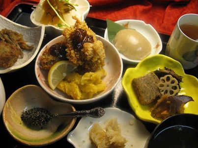 写真: 最近、グルテンのフライは頻繁に出していましたが、手作りコーフのフライは出していませんでした。
コーフーとは、マクロビオティックの定番、グルテン粉を練り上げて蒸して、肉ももどきの食材として使用する物です。
つまり、動物性のたんぱくの代用として使用するものですが、最近は様々な植物性たんぱく素材が出てきていますので、ある意味珍しい素材となっているようにも思います。
コーフーの材料となるグルテン粉は高額であり、作るのには時間がかかり、作り方によっては、とても美味しいと言えない仕上がりとなるので、出来合いの植物性たんぱく素材が重宝されているのかもしれません。
私が作るコーフーは通常の作り方ではなく私が独自に開発したオリジナルの製法でお客様に喜んで頂いています。
今日のセットのメイン料理は、コーフーのフライです。