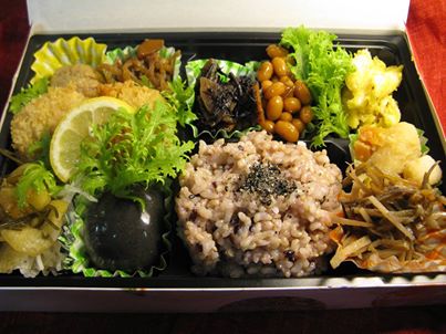 写真: 今日の金沢は、晴天であり、本来ならまだ雪化粧真っ只中の時期、しかし、最近の金沢は、もう冬が終わり春が来たかのような天候に恵まれています。
店内でのお食事よりも、今日もお弁当のご利用が多く、手を休める暇も無くお弁当つくり、やっと一息ついてここに書きこんでいます。
今日は何とかお弁当の画像を写す事が出来ましたので、ここに投稿致します。
自然食穀物菜食のお弁当1050円の画像です。
それとなぜか?ミルクと玉子とを使わないクリームコロッケがあると聞いてとコロッケを求めてのご来店のお客様も多数お見えになり、今日は「お弁当屋さん コロッケ屋さん」の一日でございました。
お客様の口コミに感謝いたします。
