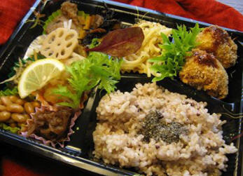 写真: 今日の自然食穀物菜食:マクロビオティックランチボックス
1050円からの画像です。