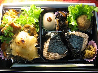 写真: 「おかずたっぷりおにぎり弁当」
お弁当のメインのお料理はその都度かわります。
穀物菜食:マクロビオティックに準じていますので、一般の料理屋のように、過剰に皮を剥いたり細工したり手をかけすぎると、栄養が破壊されますので、ジャガイモのように剥かないと毒であるもの以外は皮を剥きません。
普段捨てている、根や皮などには、免疫を高めてくれたり様々な恵みをもたらす素晴らしい微量栄養素「ファイトケミカル:phyto chemical」も含まれているからです。