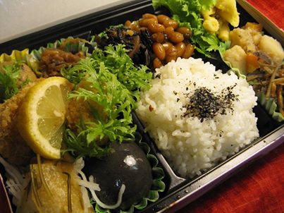 写真: お弁当の画像から、私の店では全てのご飯を「発芽玄米のご飯と白ご飯」から選択できるようにしております。
このお弁当の画像は、白ご飯のお弁当の画像です。