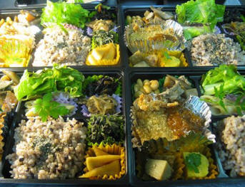 写真: 「今日の朝のお弁当の盛り付け風景」
自然食であり、穀物菜食であり、マクロビオティックでもあるので、デトックスやリセットしたい方やダイエット中の方の中休みとしても、お野菜が大好きな方、ベジタリアンやビーガンの方、精進しなければいけない時期の方、すこやかなる時を願うすべての方に