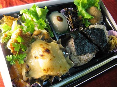 写真: 「おかずたっぷりおにぎりお弁当」
私の店(自然食穀菜食堂 健康食工房たかの)で、一番品数の多いお弁当です。