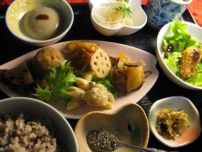 写真: 「ヘルシーセット」
私の店(自然食穀菜食堂 健康食工房たかの)で、人気のセットです。
女性の方に好評なのがこのセットにデザートや穀物珈琲のついたワンランク上のセットがあります。
中のおかずは定番の物もありますが、メインのおかずとかは頻繁に換えています。