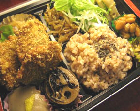 写真: 今日の自然食穀物菜食のお弁当の画像です。
昨日は消費税8%の初日でした、増税前の駆け込み需要の反動からか巷のお店は静かだったそうですが、わたしの店では普段どおりのお客様のご利用でした。
私のお出ししているお食事は特殊な部類のお食事ですので、私の所でしか食べれないと言うこともあるのかも知れません。
お客様とのご縁に感謝致しております。