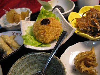 写真: 今日のランチの画像から・・・
真ん中にあるのは雑穀と蓮根などの根菜をこれでもかと使ったコロッケです。
横の黄色いお皿の中身は、何も説明しなければ肉団子と思い込んでしまうような野菜のみで作った肉団子もどきの物に、大豆の粒粒をのせて横に蓮根の金平を盛りあわせたもの。
その他色々・・