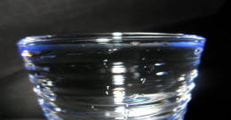 写真: 味噌にしてもお料理にしてもお水が基本です。
お水が悪ければすべてが悪くなる・・・・
美味しいお水を大豆を洗う時から煮る時から・・・容器を洗う時から全て使っています。
浸透率が良く、表面張力が低く、マイナスイオンを多く含み、農薬や重金属や有機物やトリハロメタンやダイオキシンを含まないお水、カルシウムなどを含まない軟水であることそれも軟水は低すぎず高すぎづ丁度良い自然のバランス・・・