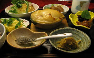 写真: 今日のヘルシーセットの画像から・・・
自然食穀物菜食のお料理です。(税込みで1080円です。)