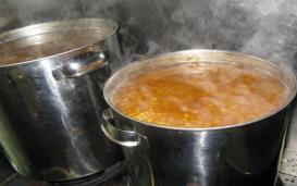 写真: 先日の日曜日は味噌作り、前の日から大きな寸胴数本に目一杯大豆を入れて、美味しい水にて、親指で潰れるくらいの硬さまで煮る事、数時間。