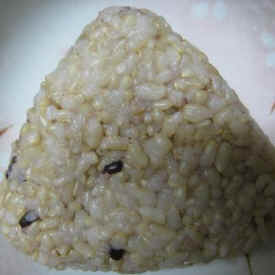 写真: ?小腹がすいた時、私が食べるもの・・・
発芽玄米の握り飯です。
握り飯?
そう・・・・・海苔もまかないで、梅干しも入れない只握っただけの握り飯です。
でもそれが美味しいのです。?