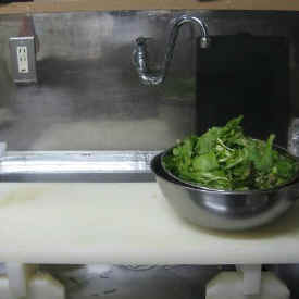 写真: ?このまな板の上で様々なお料理を作っています。
画像は暗く映っていますが、極めて明るくなるように照明をいくつも配置してまな板を照らしています。
ボールに入っているのは、朝採りたての自家栽培無農薬のサラダ野菜です。
毎朝、厨房には5時ごろから入って仕込始めます。?
