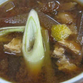 写真: ?これは何ぞや?と思う方もいることでしょう?
ラーメンではありません。
お味噌汁です。
私の使っているお味噌は、毎年、真冬に手作りで仕込んでいます。
味噌が濃く見えるのは、熟成の期間が長いためです。
見た目は濃くて塩辛いように見えますが、
実際は、濃厚でそれでいてあっさりとしています。
長期熟成していますので、味噌本来のうまみ成分が多いのが特徴です。
具は、自家栽培の冬瓜とネギとお揚げが入っています。
柚子もちよこっと・・・・?